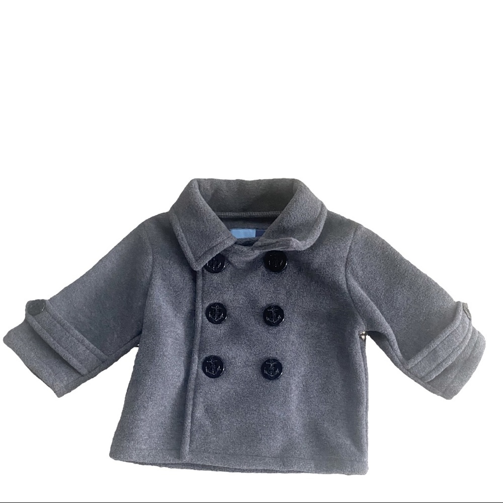 The cutest little peacoat for a wee one. It’s grey with black sailor buttons